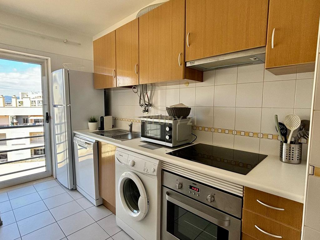 NÃO PERCA ESTA GRANDE OPORTUNIDADE! APARTAMENTO T1 MODERNO E ESPAÇOSO MUITO BEM LOCALIZADO NUMA DAS MELHORES ZONAS DE PORTIMAO - ENCOSTA DA MARINA A PASSOS DA PRAIA! - Image 5