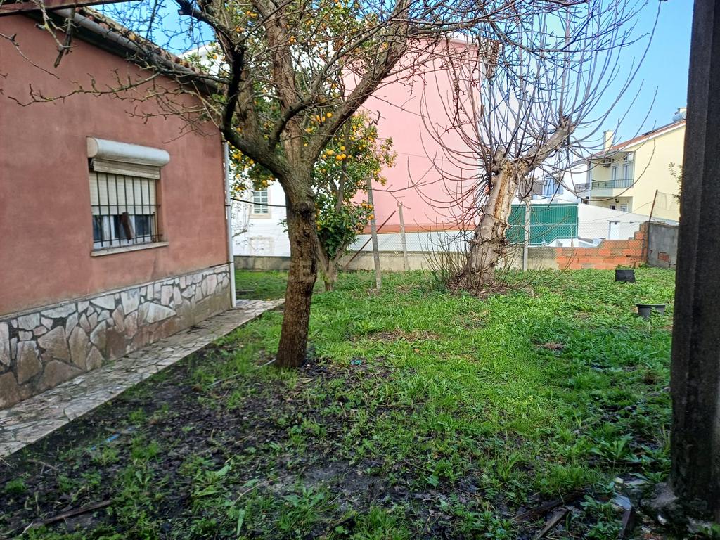 Moradia Isolada em Pinhal Vidal, Corroios, Seixal: Luz Natural e Vista Campestre - Image 16