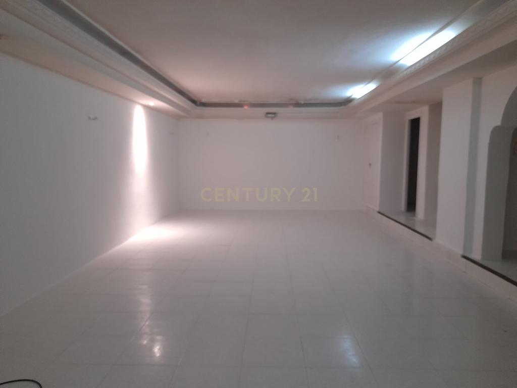 Espaço Comercial Versátil em Madrid - 243m² com Ar Condicionado - Image 17