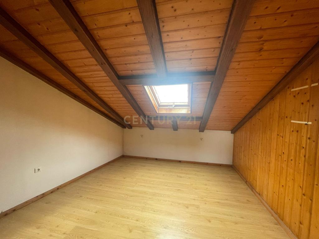 Edifício de habitação + Armazém. - Image 12
