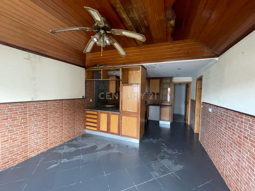 Edifício de habitação + Armazém. - Image 6