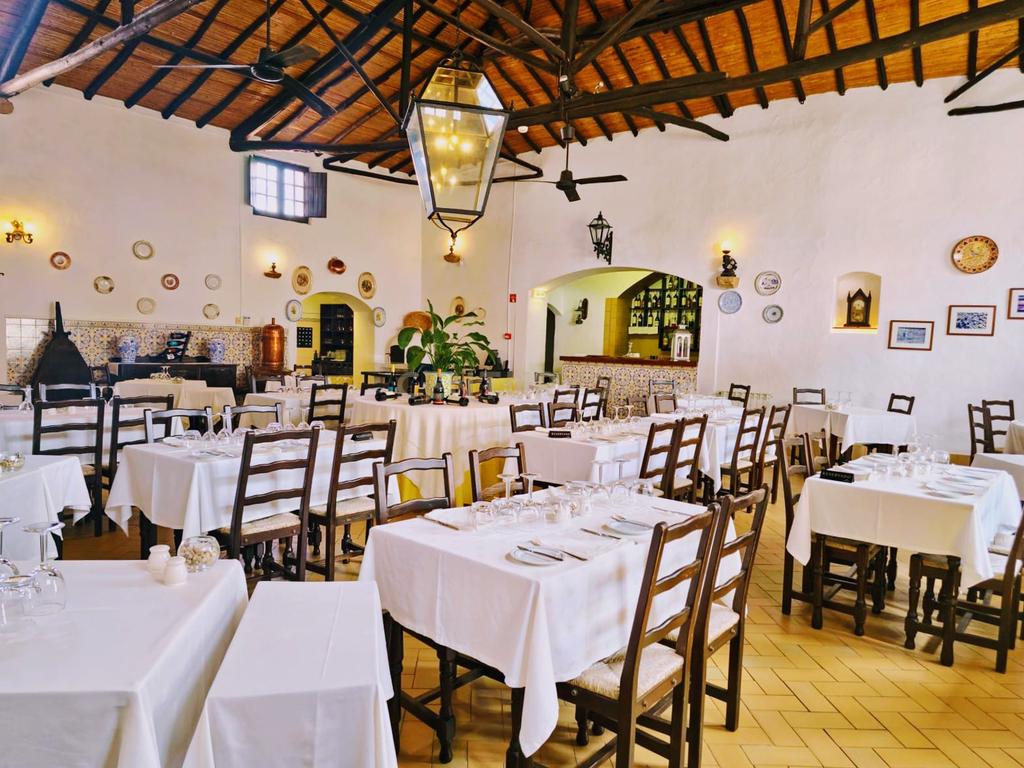Oportunidade Única: Restaurante Histórico no Coração do Algarve - Image 1