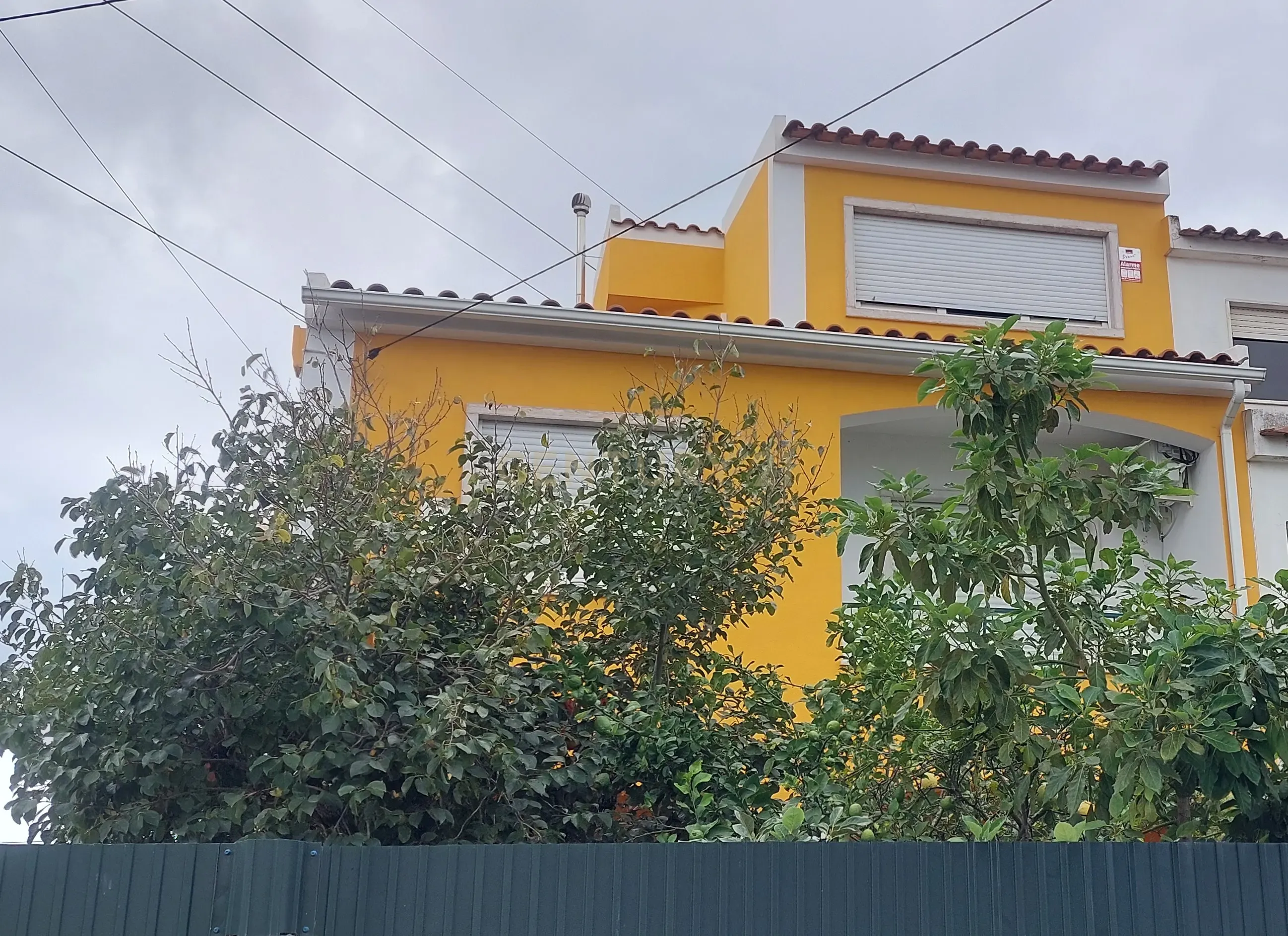 Moradia com 5 quartos e garagem para 3 viaturas - Image 1