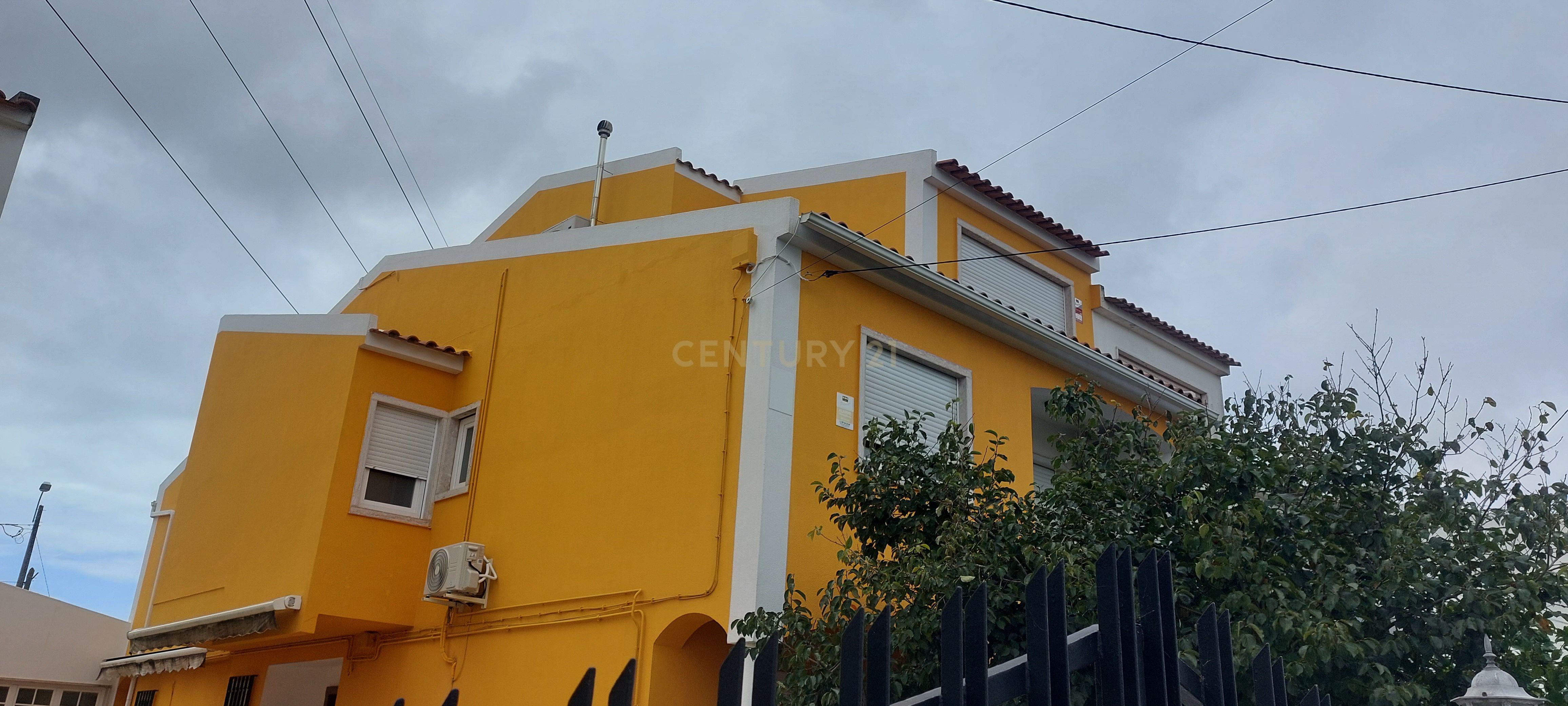 Moradia com 5 quartos e garagem para 3 viaturas - Image 2