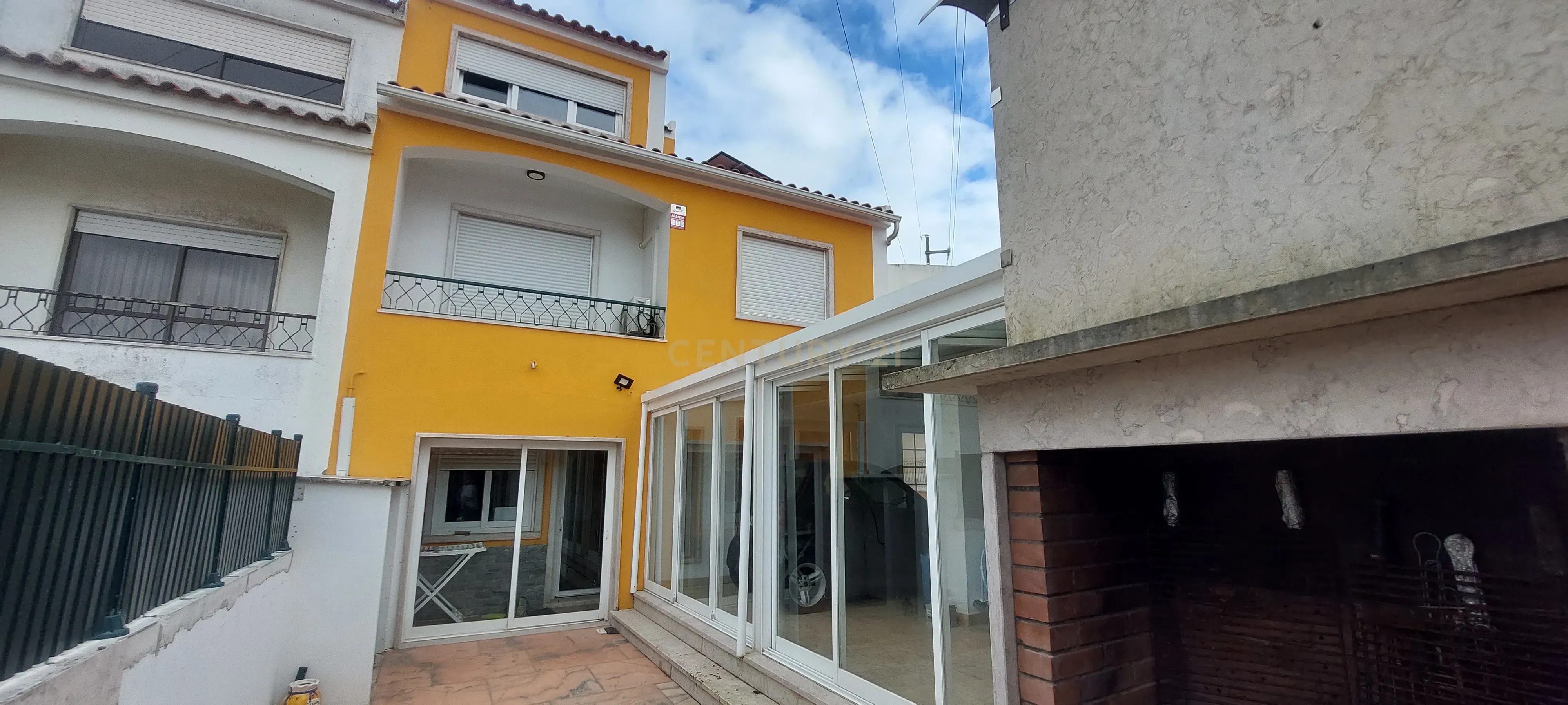 Moradia com 5 quartos e garagem para 3 viaturas - Image 3