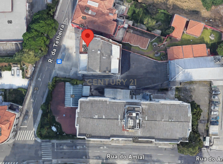 Garagem para 14 carros com arrumos e WC