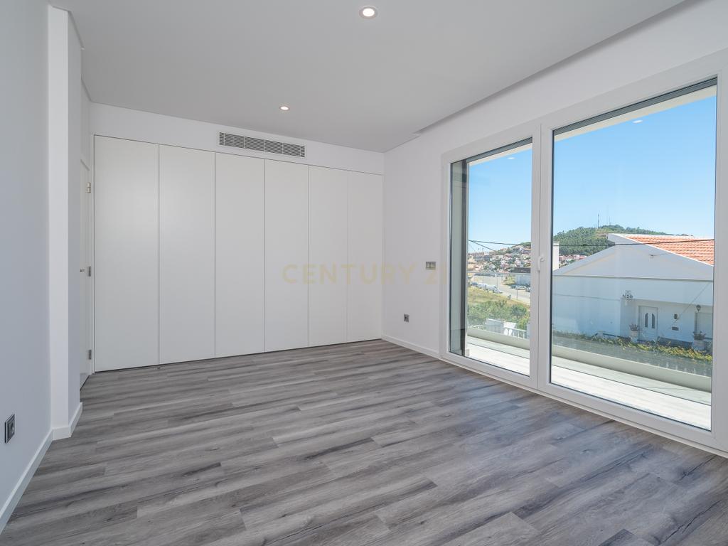 Moradia T5 de luxo com Piscina em Famões - Odivelas - Image 26